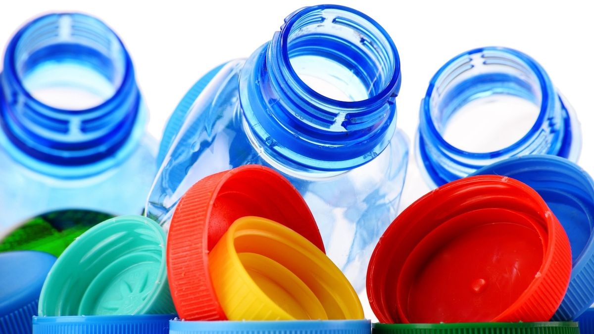 Sněmovna schválila zákaz plastových příborů i brček. Víčko od petky už neoddělíte